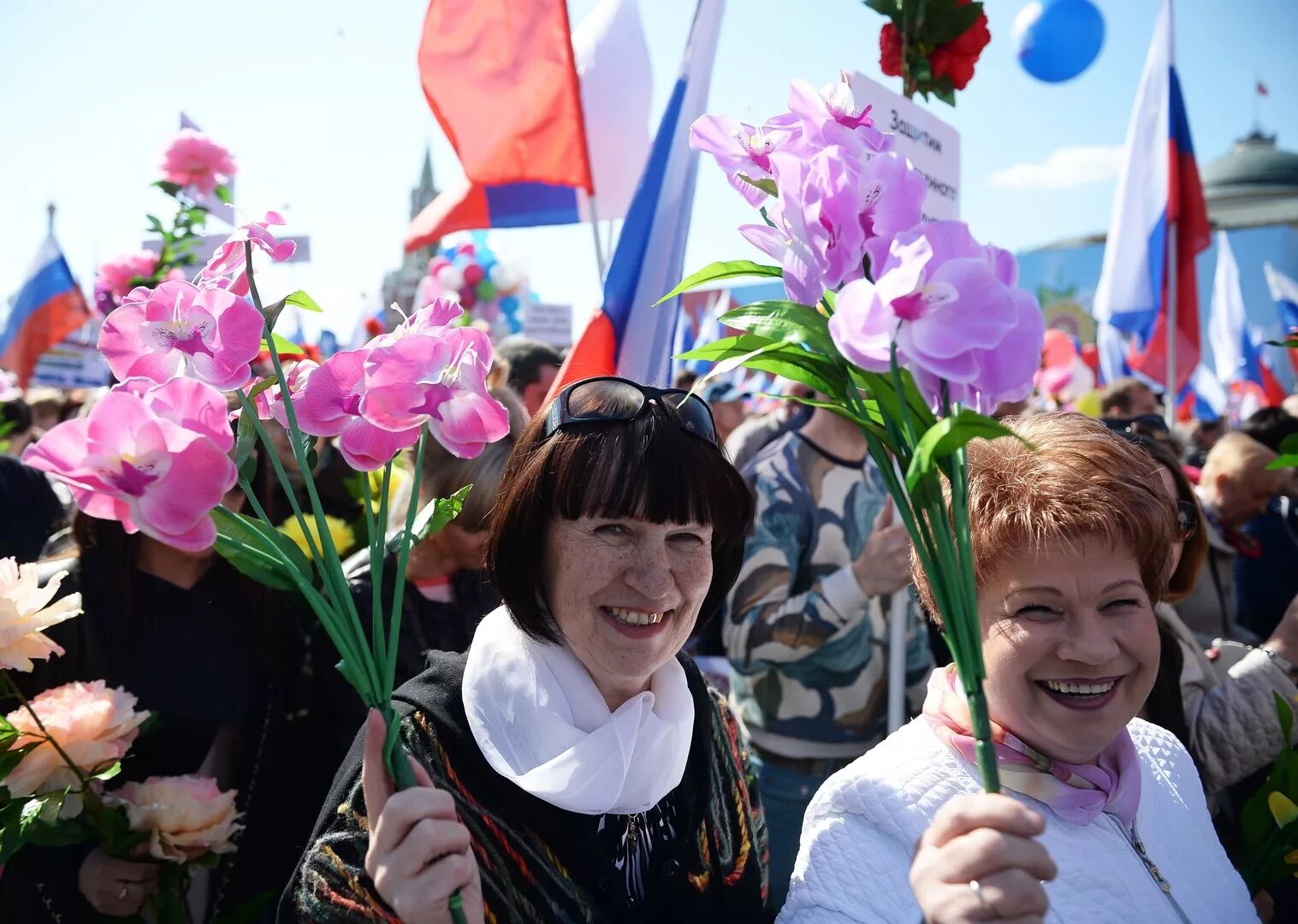 Русский майский праздник. Празднование 1 мая. 1 Мая праздник в России. Демонстрация цветы. Первое мая в России.