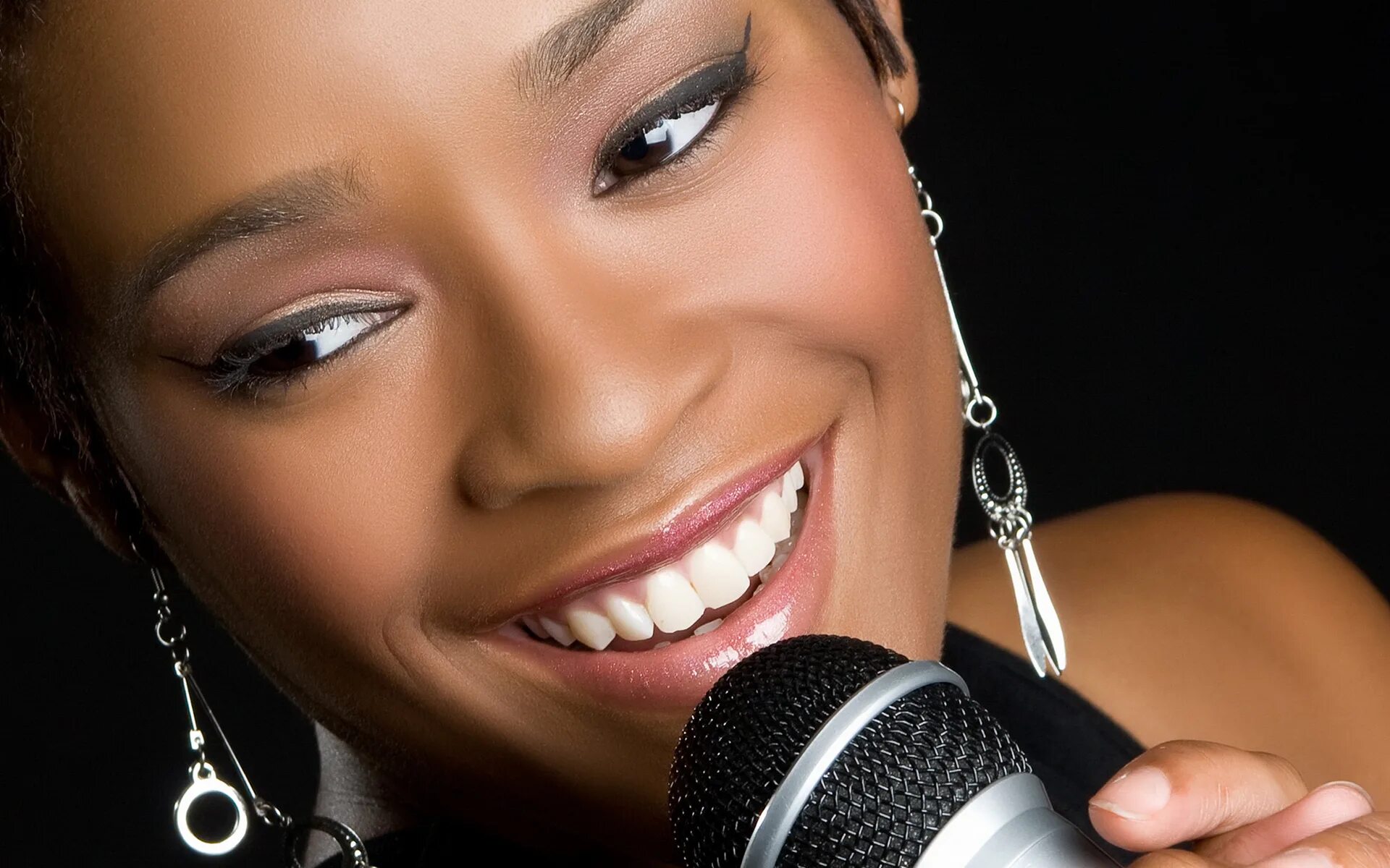 Селена гомес поет на шоу. Елизаветинская хор. Темнокожие певицы. Поет в расческу. Девочка поет.