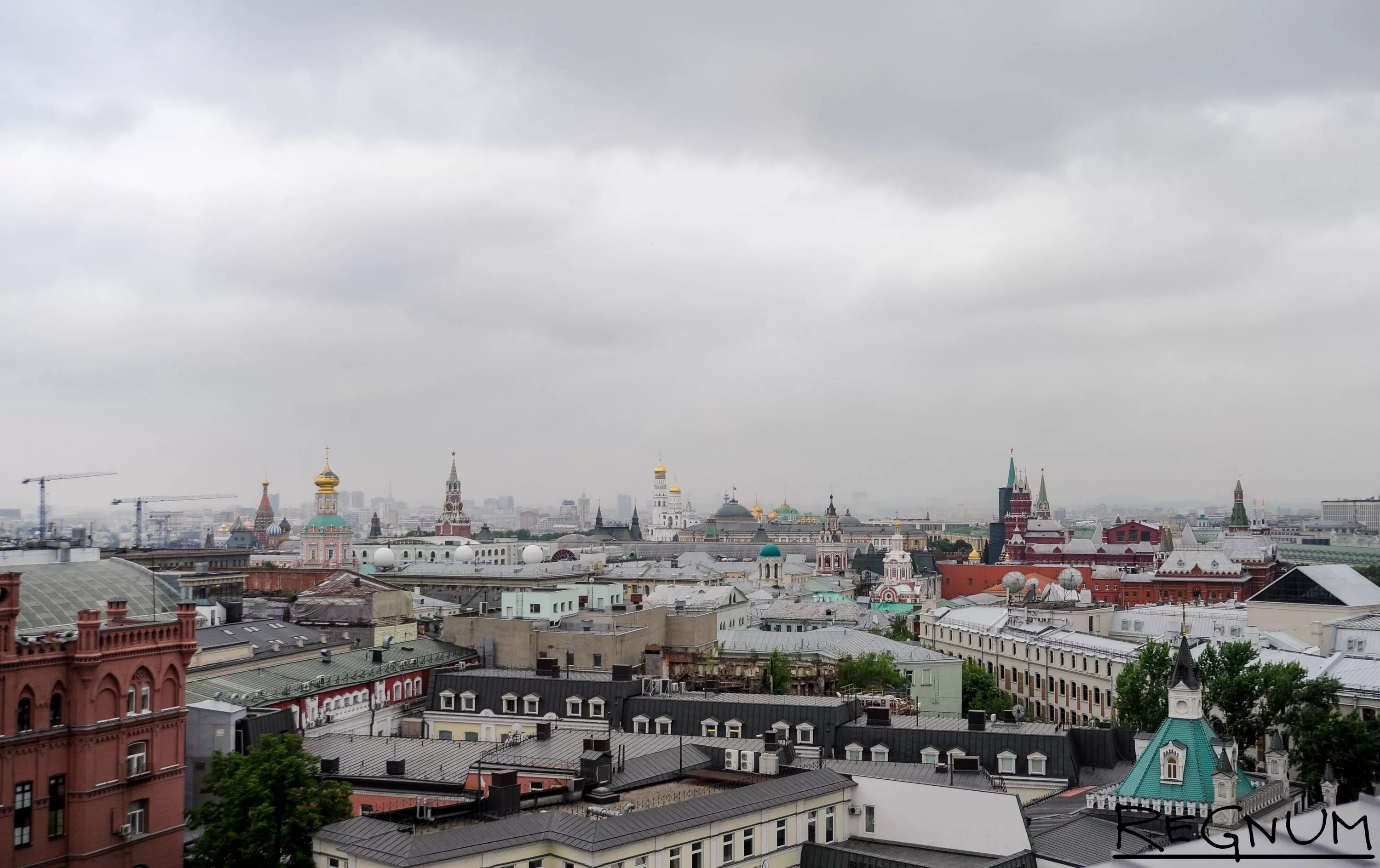 Москва пасмурно. Панорама пасмурного города. Пасмурный день город панорама. Панорама Москва пасмурно.