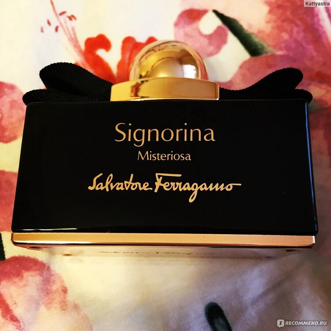 Salvatore Ferragamo Signorina misteriosa синие. Signorina misteriosa флакон. Signorina misteriosa Salvatore Ferragamo ваниль. Salvatore Ferragamo подарочный набор Signorina misteriosa.