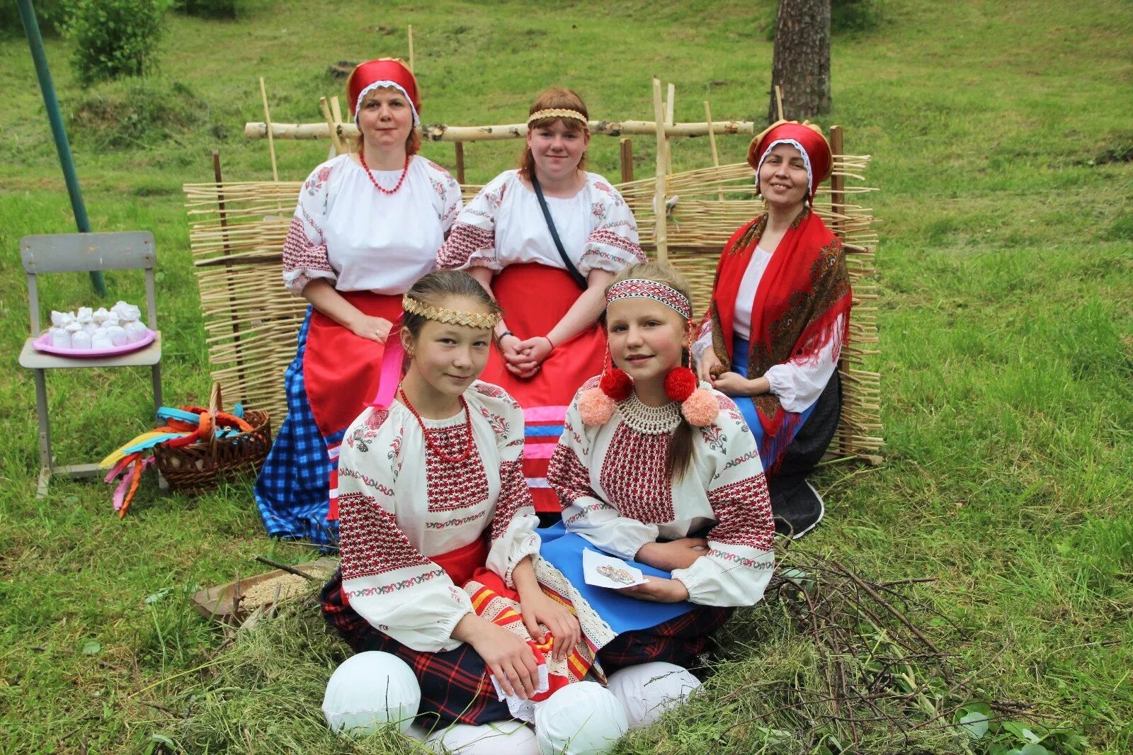 Народы проживающие в ленинградской области. Коренные народы Ленинградской области вепсы. Национальный костюм Карелии вепсы. Вепсы чудь. Карелы финны вепсы.