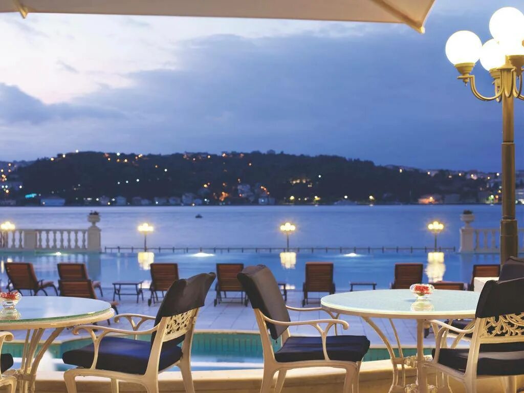 Рестораны стамбула с видом. Кемпинский отель Стамбул. Ресторан в Стамбуле с видом на Босфор. Отель Босфор Стамбул. Стамбул кафе на набережной.