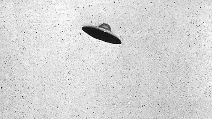 Нло. Нло. Нло в небе. Нло белое. Маленькое нло.