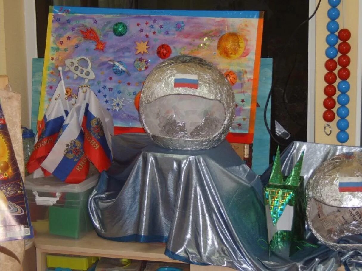 Тематический день в подготовительной группе день космонавтики. Уголок космоса в детском саду. Поделка ко Дню космонавтики в детский сад. День космонавтики в детском саду. Украшение группы ко Дню космонавтики.
