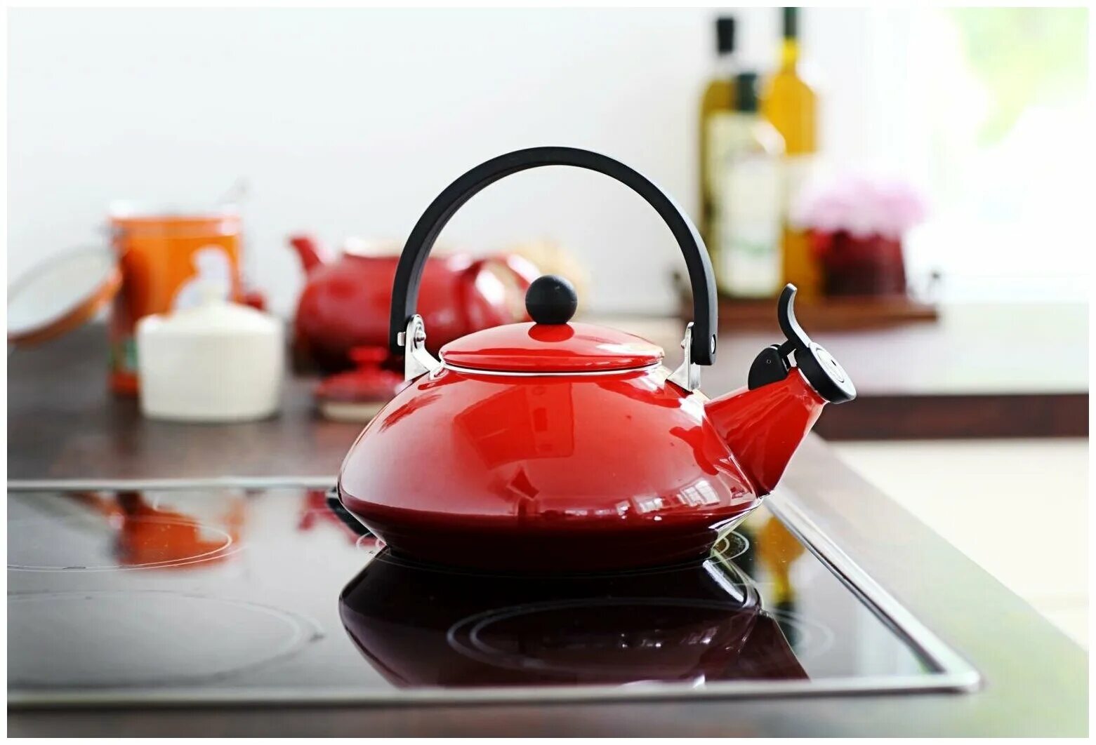 Чайник на 10 минут. Стальной эмалированный чайник со свистком Zen 1.5 л, le Creuset, вишня (Cerise). Чайник Ле Круазетт. Le Creuset чайник со свистком. Le Creuset чайник 2.1 л.