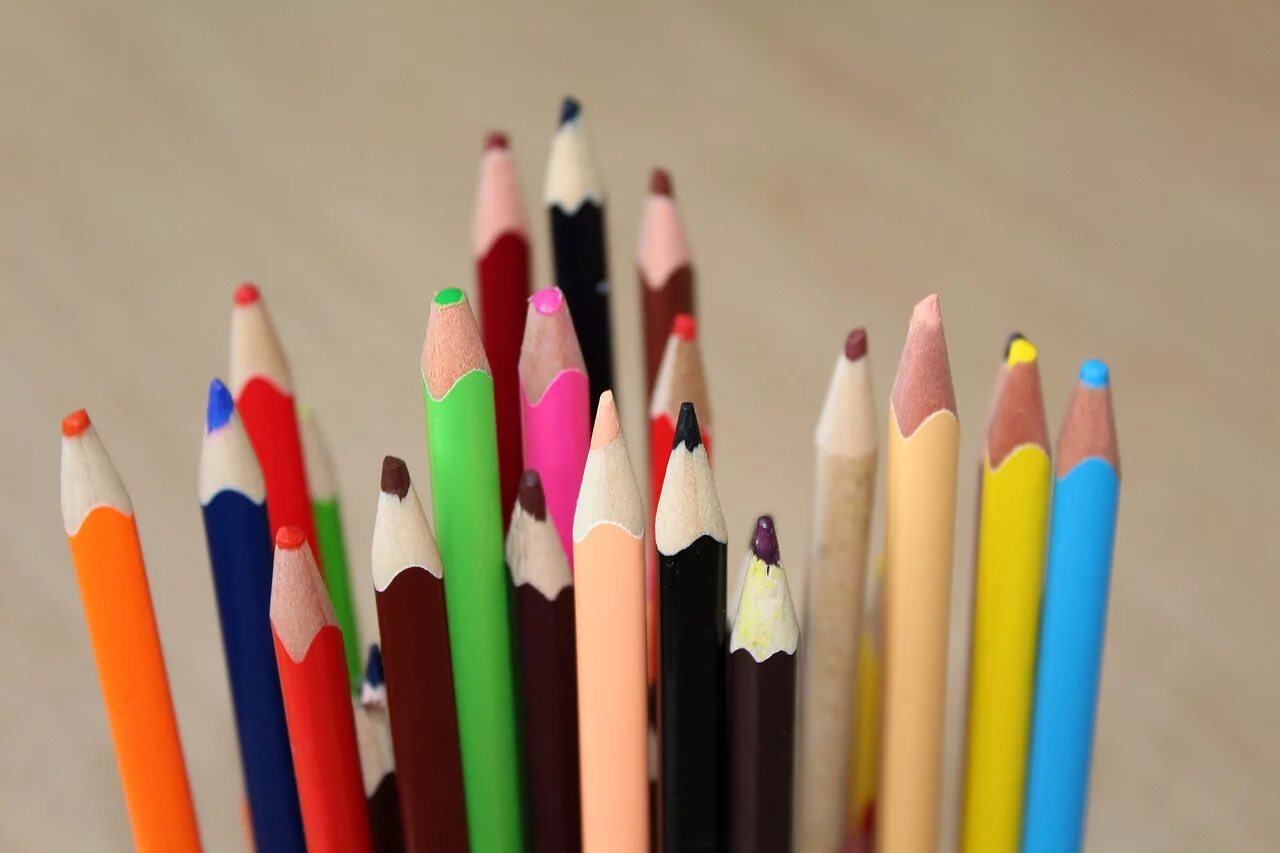 Карандаши цветные. Много цветных карандашей. Куча карандашей. Красивые карандаши.