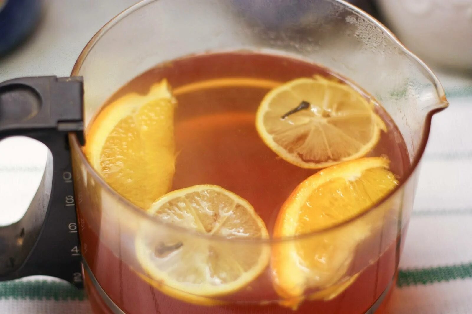 Выпить чаю лимоном. Чай с лимоном. Горячий чай с лимоном. Чай с апельсиновыми корками. Чай с апельсиновой цедрой.