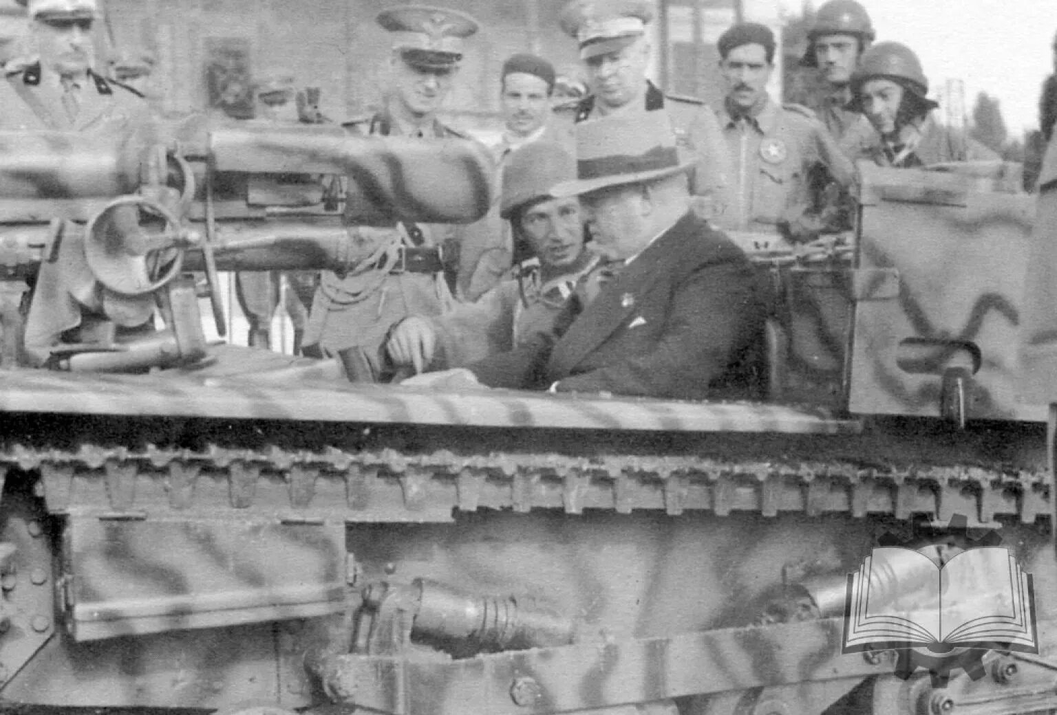Semovente l40. Semovente da 47/32 танк. Итальянские САУ Семовенте 47\32 l3. Итальянский танк Муссолини. Б 47 32