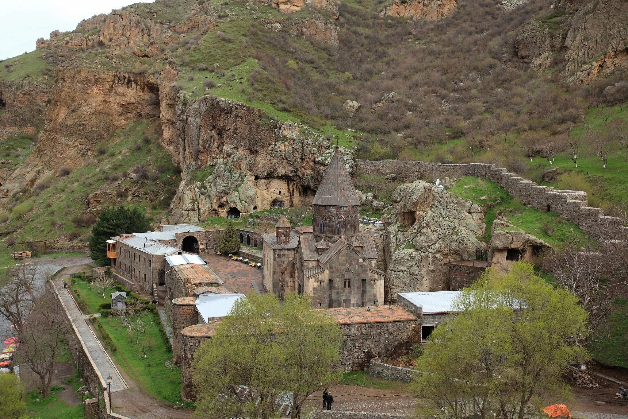 Монастыри еревана. Гехард монастырь Армения. Ереван монастырь Гегард. Церковь Гарни Гегард. Гарни Гегард в Армении Церковь.