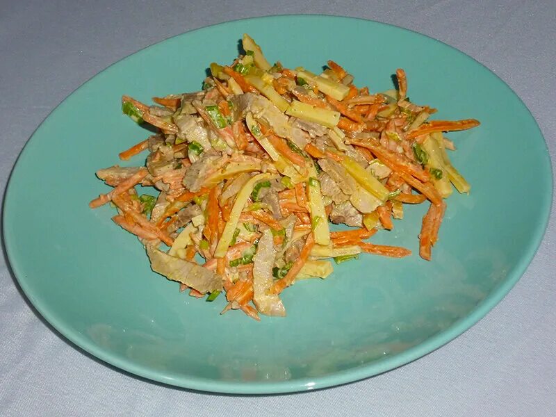 Салат с корейкой. Салат морковь по-корейски яйцо огурец. Корейские салаты корейка. Салат кореянка. Салат куриная грудка кукуруза корейская морковь.