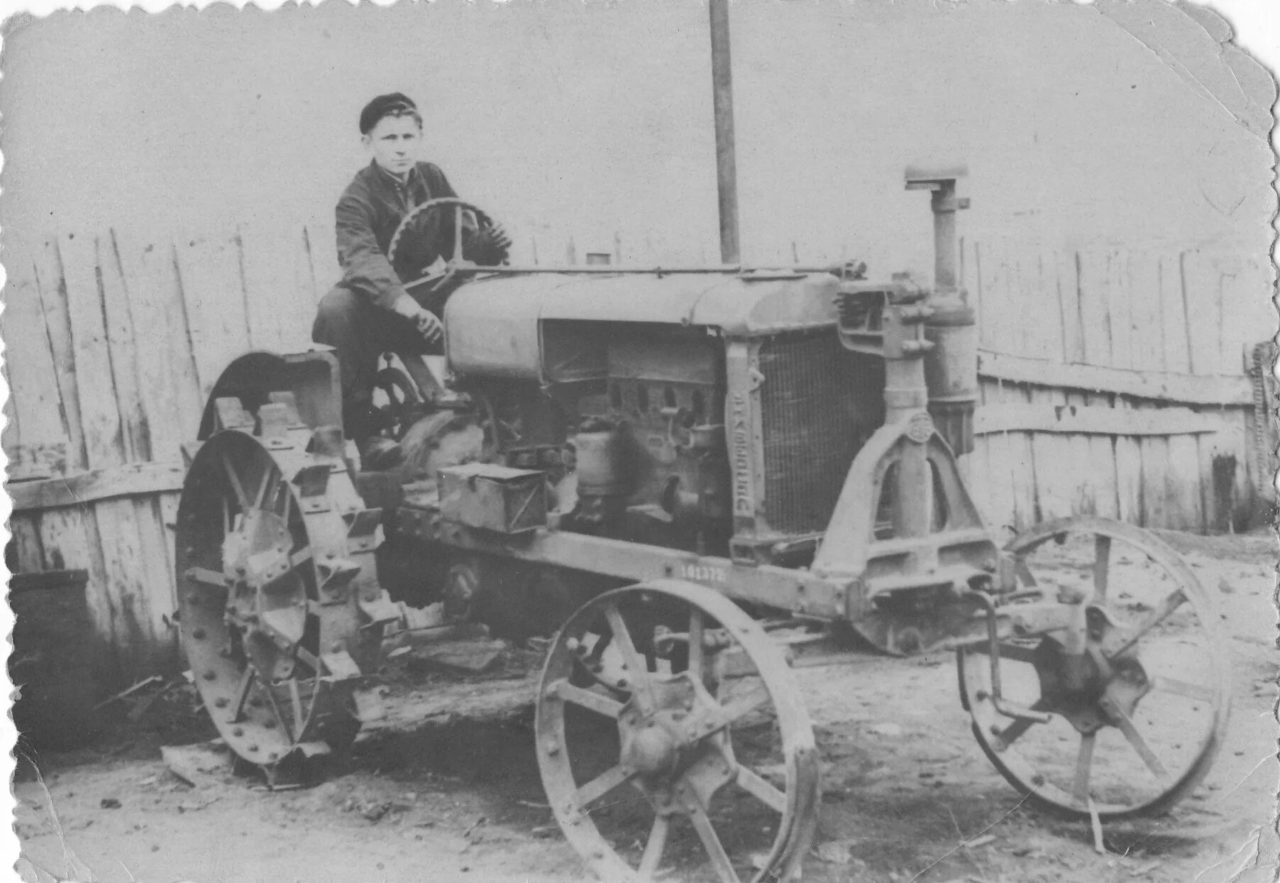 Мтс моторно тракторная станция. Колхоз 1930 коллективизация. Первая машинно тракторная станция. Машинно-тракторная станция 1928. Трактор фордзон 1920 годы.
