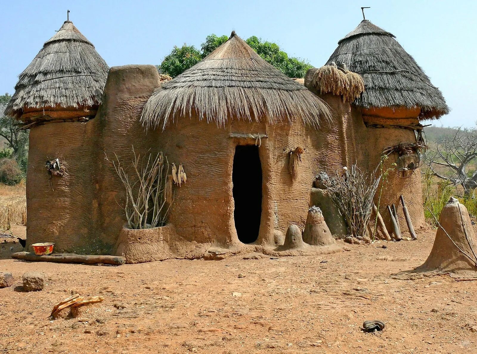 Люди живущие в экваториальном климате. Традиционные постройки народа Ашанти гана. Глинобитные Хижины Африка мали. Жилище народов кирди в Камеруне. Традиционные постройки народа Ашанти.