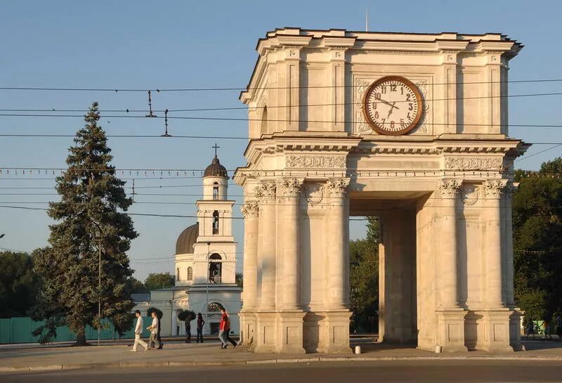 Сколько времени в кишиневе. Триумфальная арка Кишинев. Арка Победы Молдавия. Арка Победы Кишинёв. Исторические здания Кишинева.