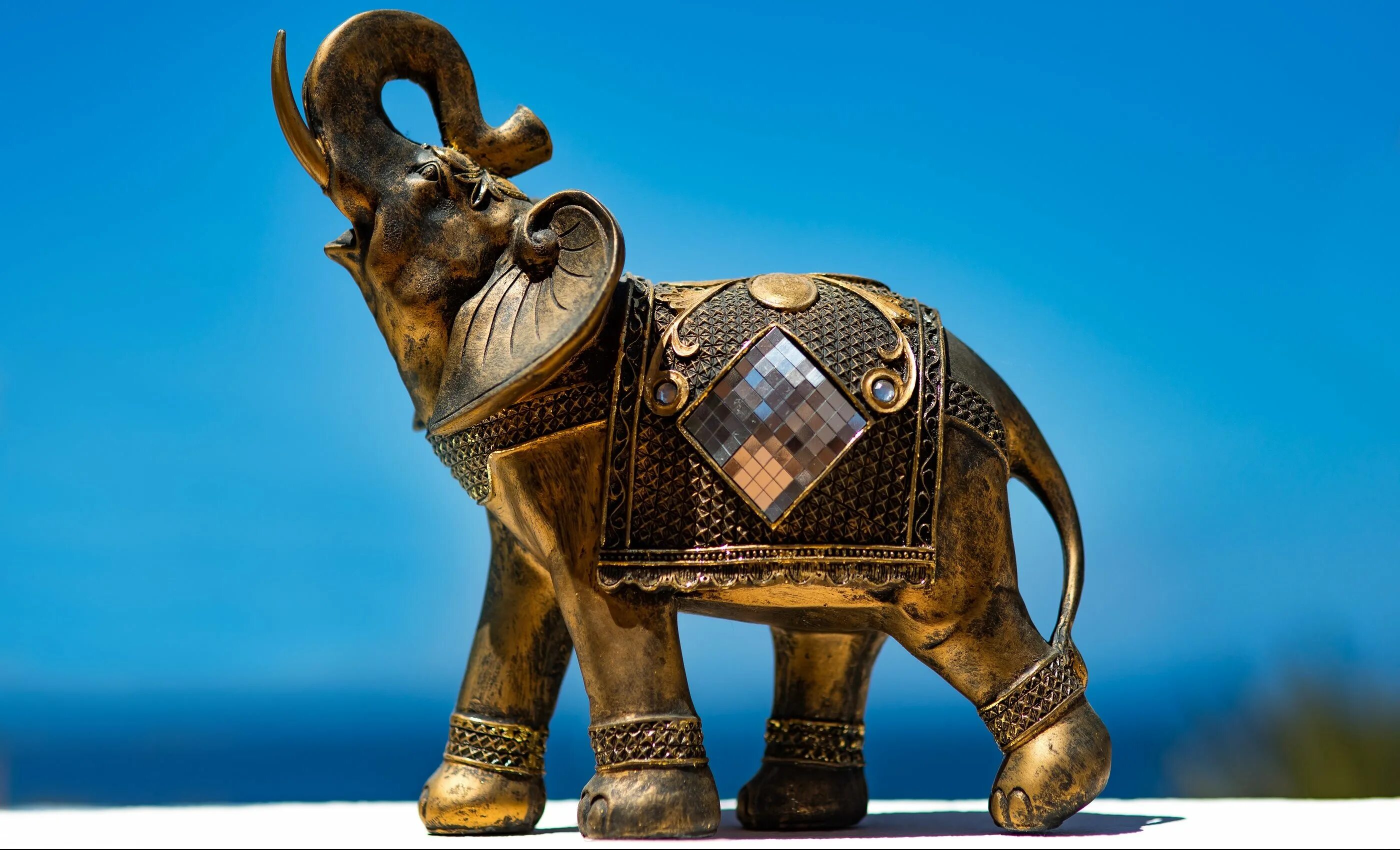 Слон хобот вверх статуэтка. Картина слон с хоботом вверх. Слон с поднятым хоботом. Фигурка слона с поднятым хоботом. Слон хобот символ