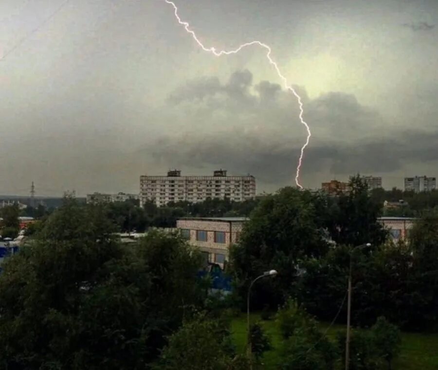 гроза в москве 8. гроза в москве сейчас. гроза в москве 5 июля 2024. гроза в москве 7 июля 2020. ливень с грозой в москве.