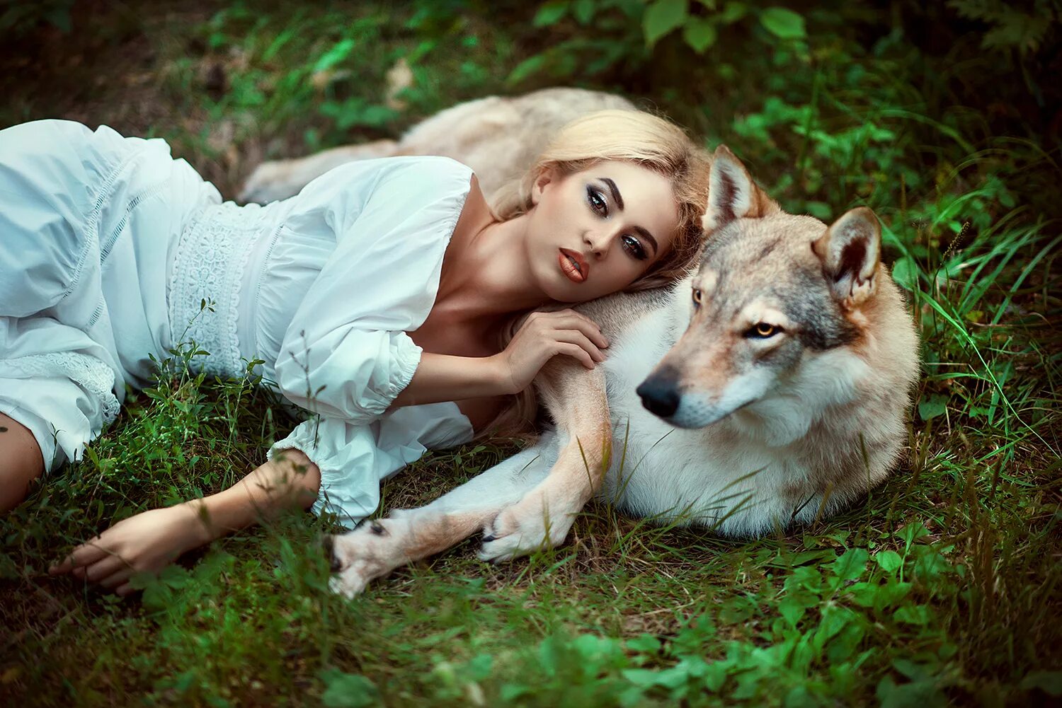 Woman with animals. Девушка с волком. Фотосессия с волком. Девушка с собакой фотосессия.