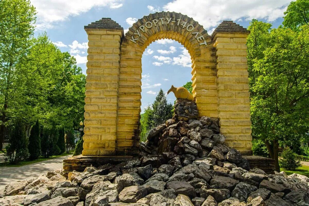 Горячий ключ отзывы переехавших. Курортный парк горячий ключ. Горячий ключ Краснодарский край достопримечательности. Горячий ключ (Краснодарский край, Горная часть). Горячий ключ санаторий парк.