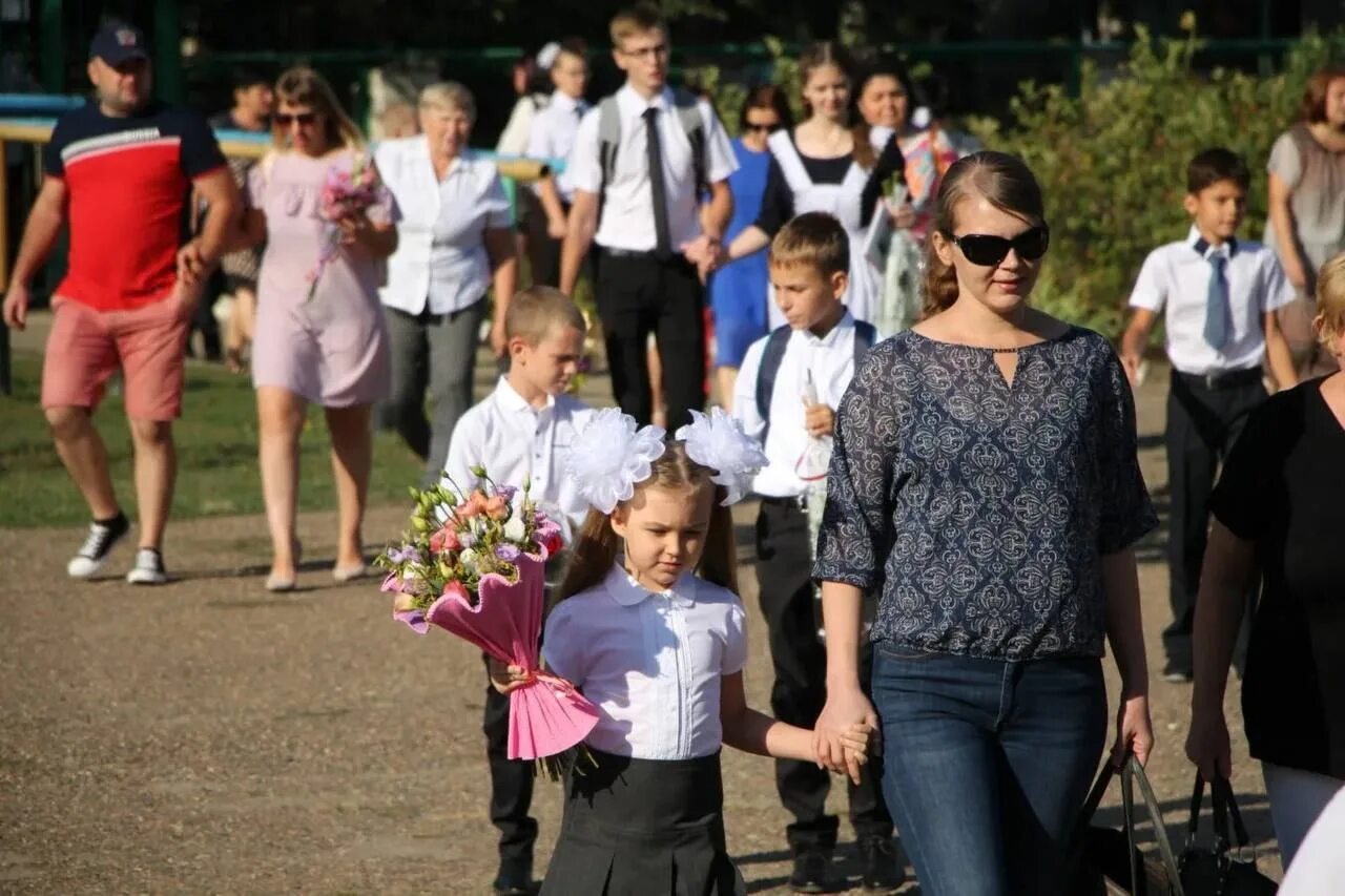 Первоклашки на линейке. Первоклассник с родителями. Родители на линейке 1 сентября. Дети на линейке 1 сентября. Родителей в школу сегодня