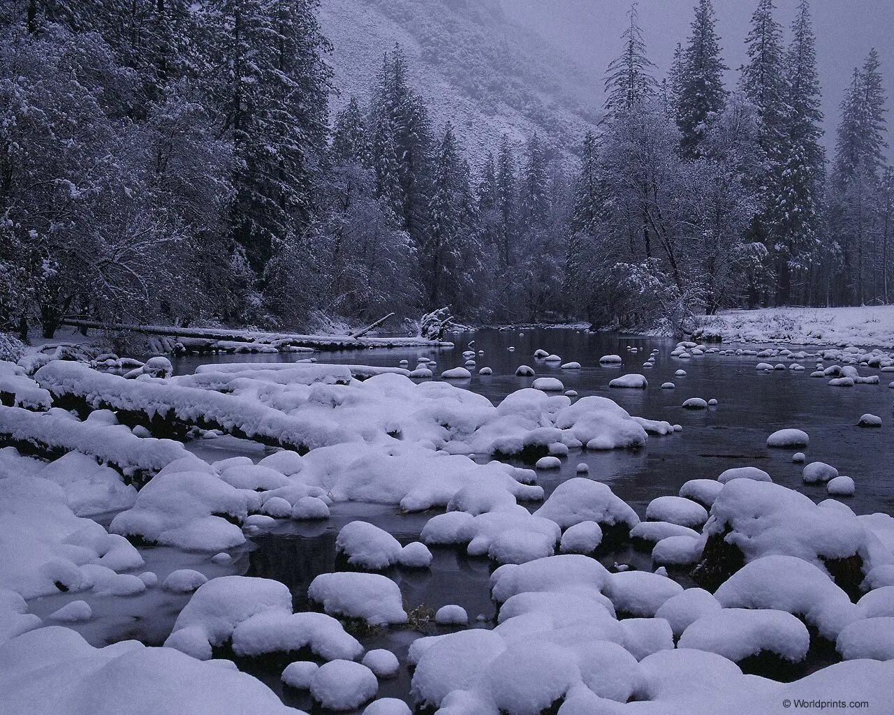 Река камни зима. Камни в снегу. Зимний пейзаж на Камне. Зимний ручей.