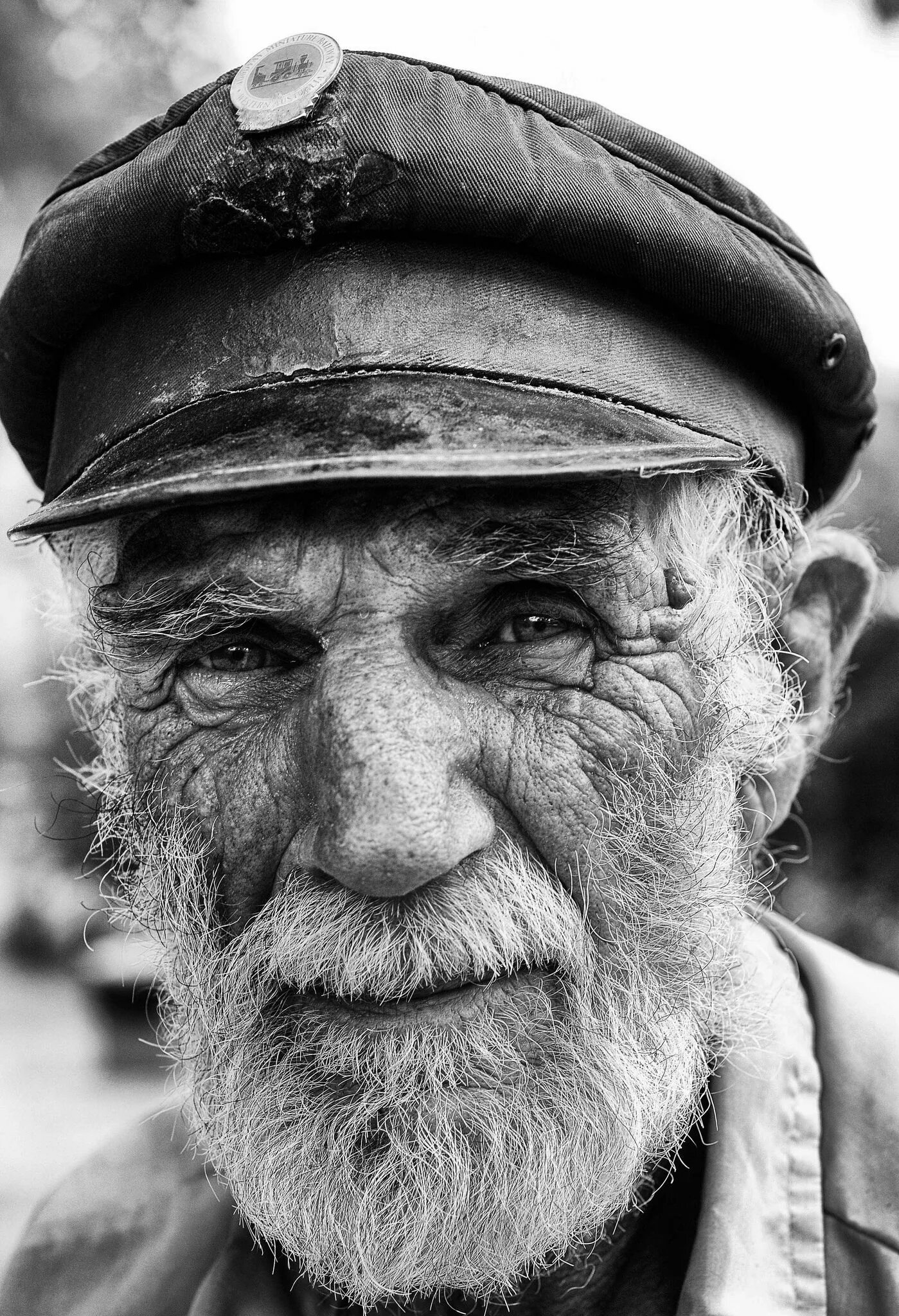 Старый дедуля. Старик. Фотопортрет старика. Старенький дедушка. Старый дед.