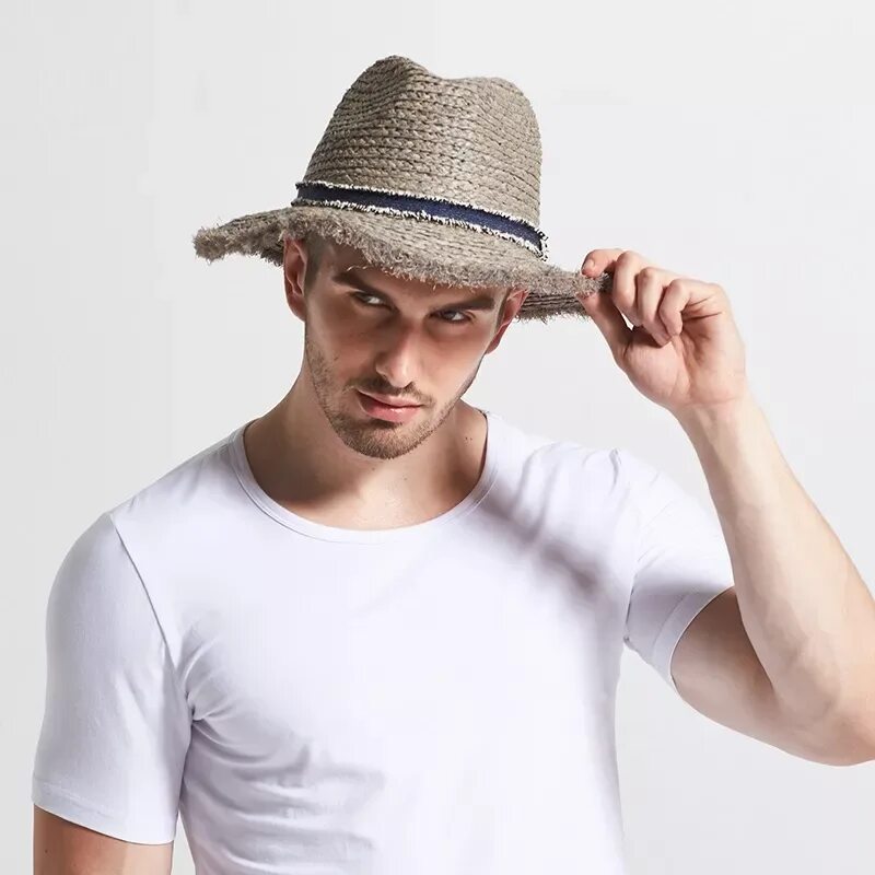 Соломенная мужская шляпа Mango men. Мужчина в Панаме из рафии. Мужчина в летней шляпе. Мужская шляпа из рафии. Шляпа мужская летняя купить