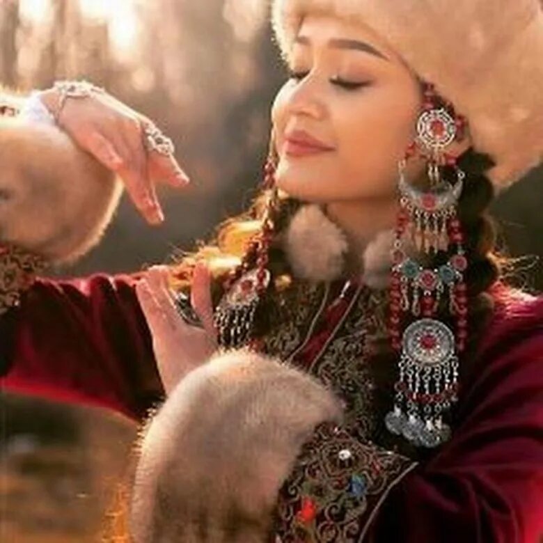 Девушка в казахском костюме. Казашка в национальном костюме. Казахские девушки в национальной одежде. Казахская девушка в национальном костюме. Красивая казашка в национальном костюме.