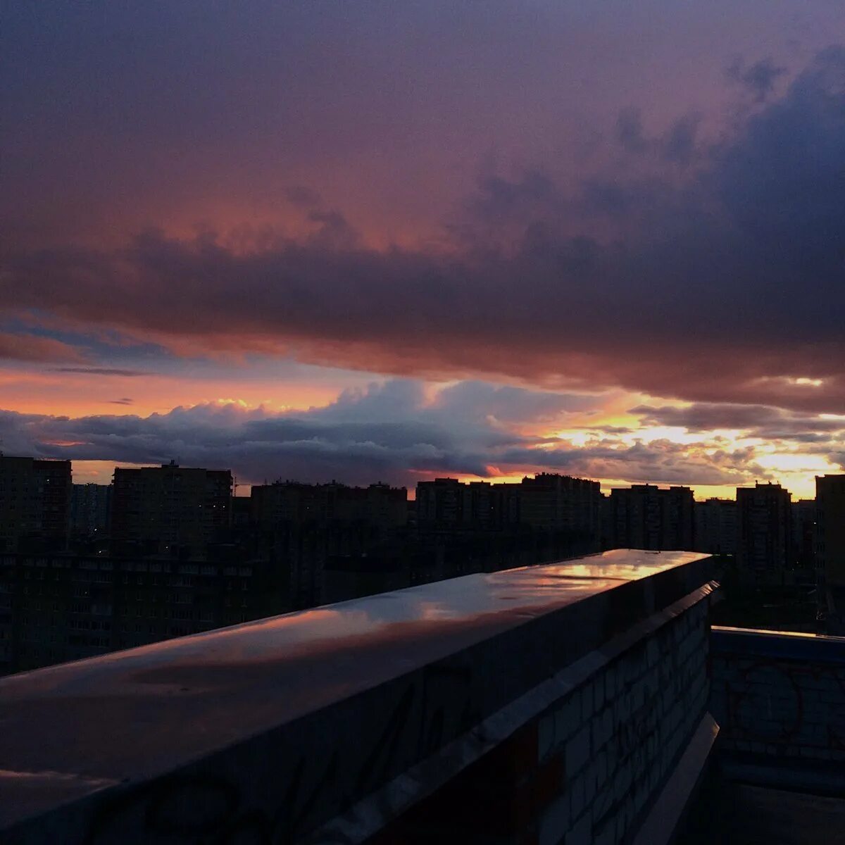 Во сне видеть крышу дома. Крыша многоэтажки. Крыша многоэтажки ночью. Крыша мн. Закат на крыше.