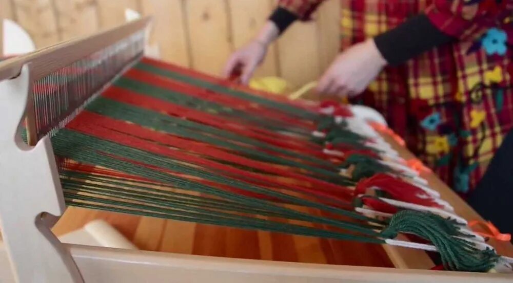 Станок для ткания половиков. Ткачество. Ткачество на картоне. Ткачество пояса на бёрдышке. Ручное ткачество для детей.