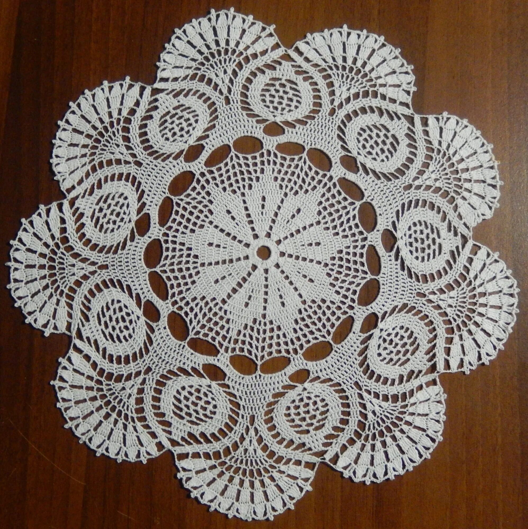 Вязать красивую салфетку. МК салфетка Doily. Вязание крючком салфетки. Салфетки связанные крючком. Ажурные салфетки крючком.