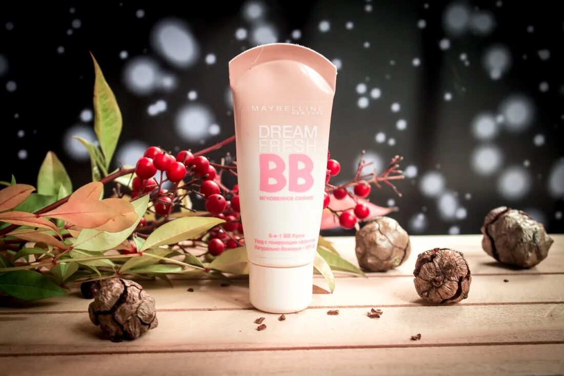 Тон бб крема. Тональный крем ВВ мейбелин. Крем ББ мейбелин Dream Fresh. ВВ крем Maybelline Dream Fresh. Тональный крем Maybelline Dream Fresh BB.