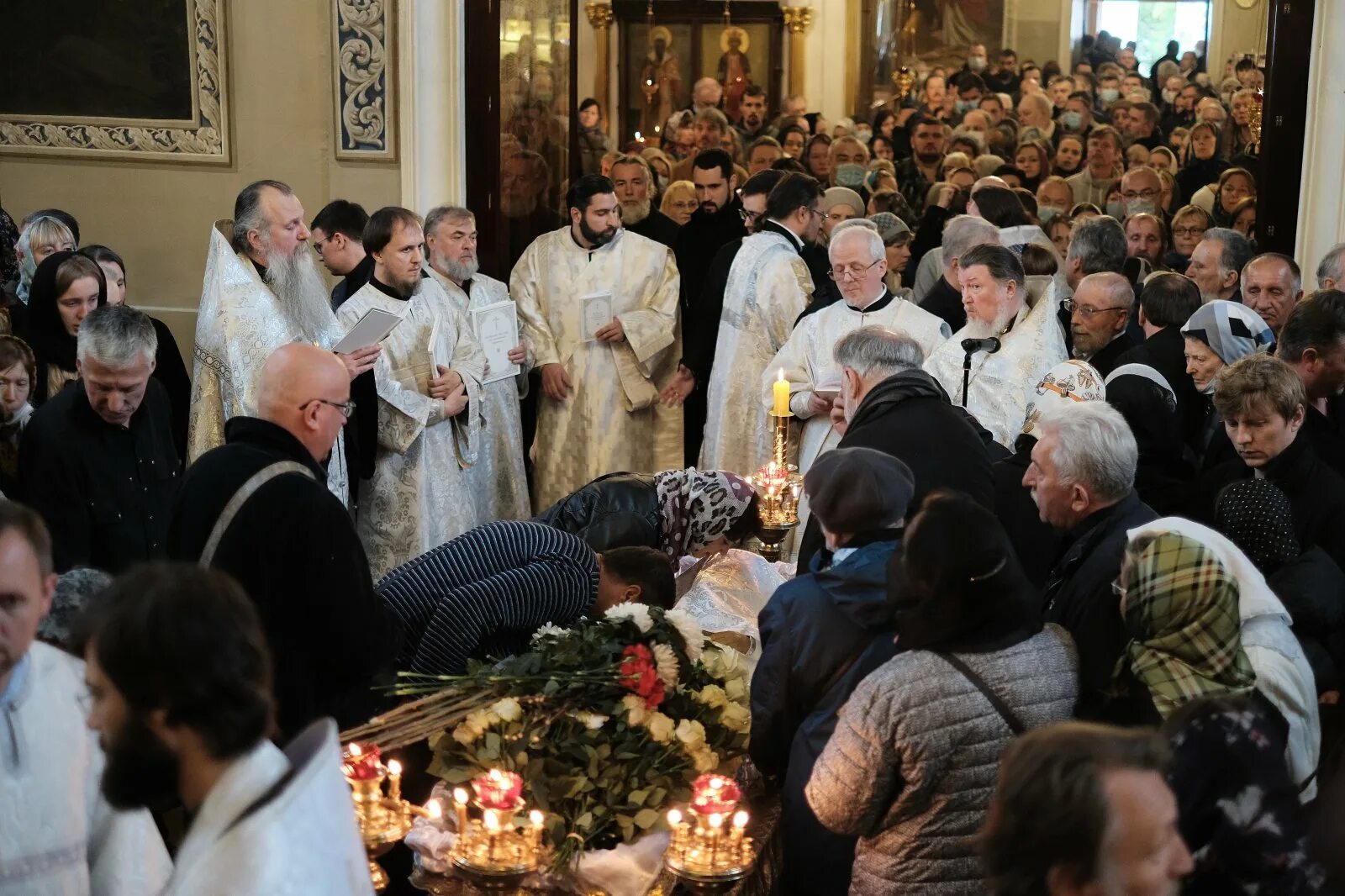 В церкви шло отпевание. Отпевание в храме Михаила Архангела Тропарево 17 февраля 2023 г Москва.