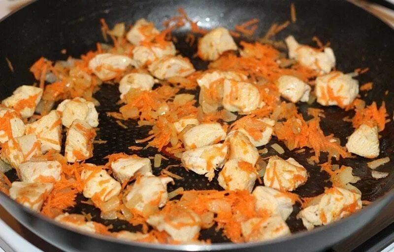 Рецепт куриное филе лук. Куриное филе с морковкой и луком. куриное филе с морковью и луком. филе куриное тушеное с морковью. филе курицы тушеное с луком и морковью.