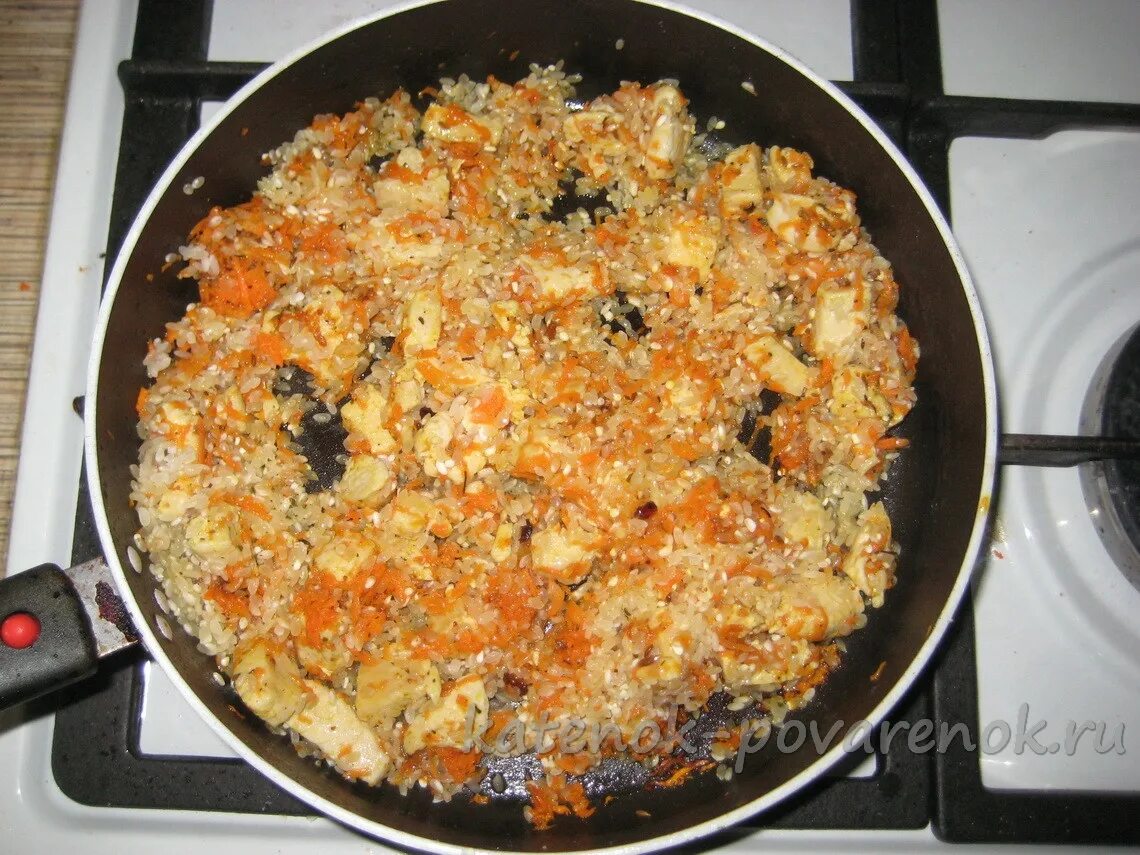 Домашний плов с курицей на сковороде. Плов с курицей на сковороде. Плов в сковородке с курицей. Плов с куриными бедрами на сковороде. Плов из куриной грудки на сковороде.