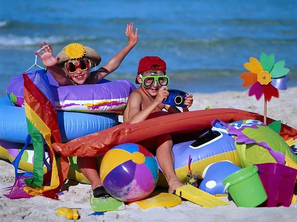 Пляжные развлечения для детей. Отдыхающие на море. Летние каникулы. Лето дети море. Где отдыхать в марте с детьми