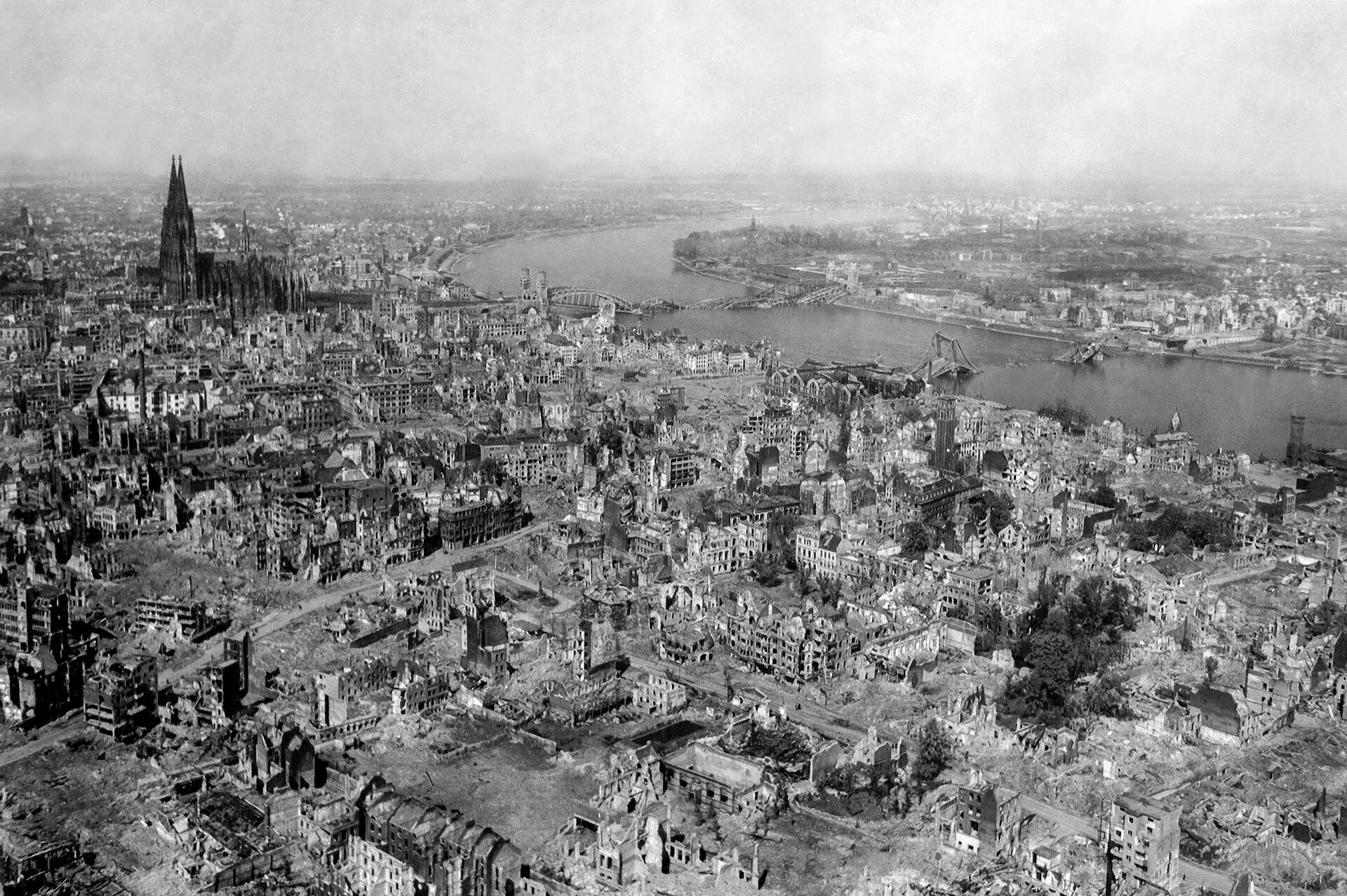 Немецкие города после войны. Дрезден после бомбежки 1945 год. Кельн 1945. Разрушенный Дрезден 1945.