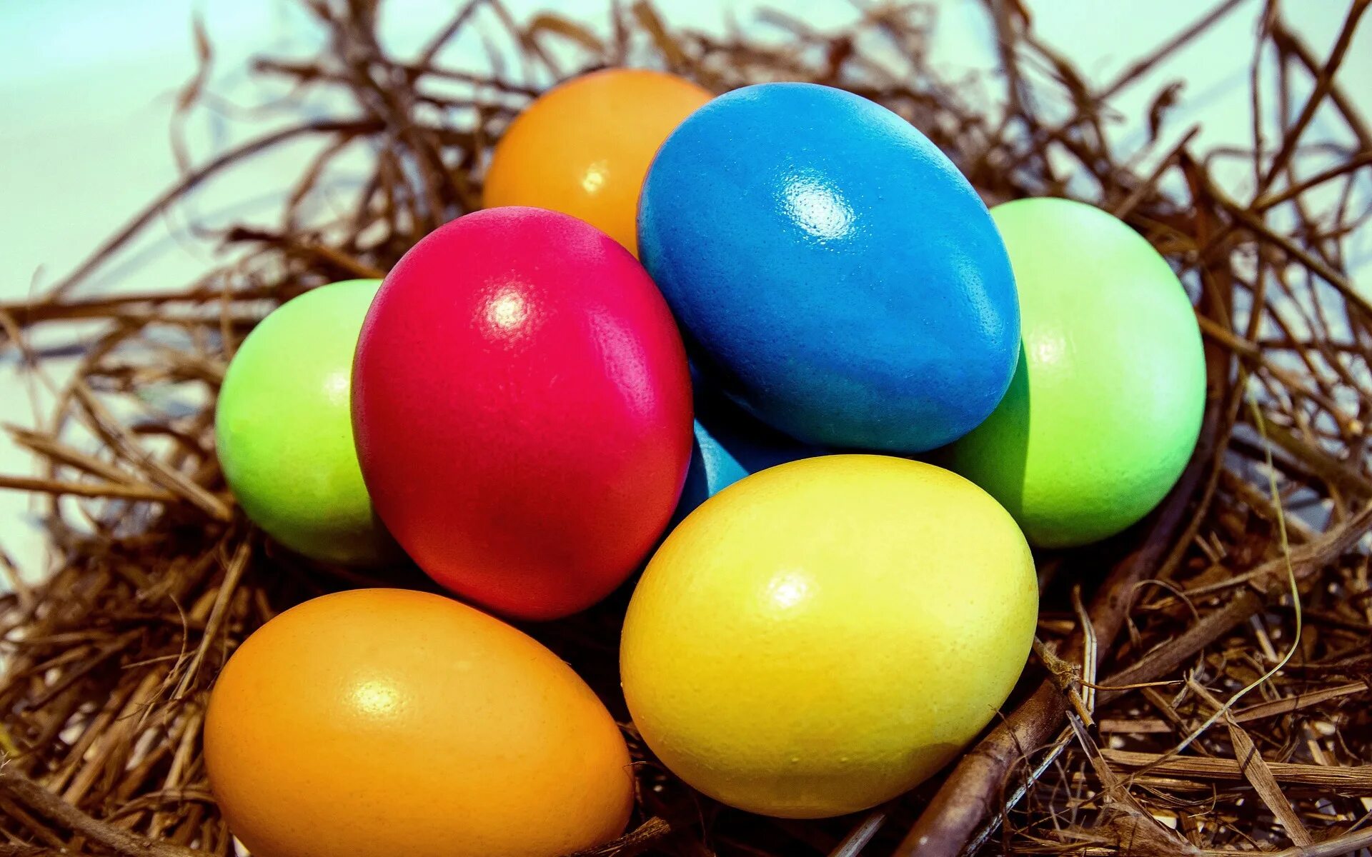 Разноцветные яйца на пасху. Пасхальное яйцо. Крашеные яйца. Крашеные яйца на Пасху. Крашеннве ЯИЦМ на Пасху.