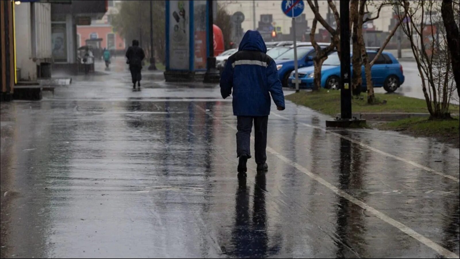 Умеренный дождь. Сильный ливень. Плохие погодные условия. Дождь. Дождь фото.