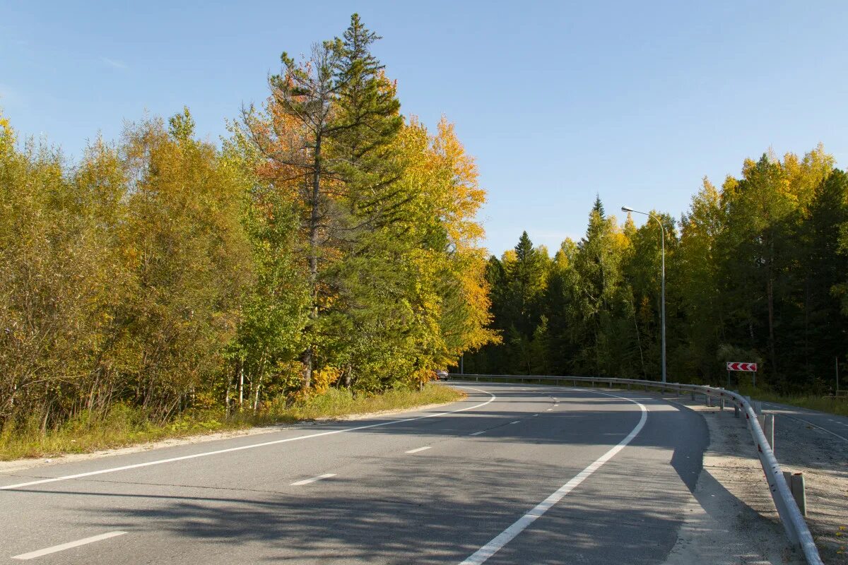 Автомобиль едет по дороге проезжая 15 метров. Природный асфальт. Осень на вираже. Осеннее шоссе фото. Дорога шоссе пейзаж фото.
