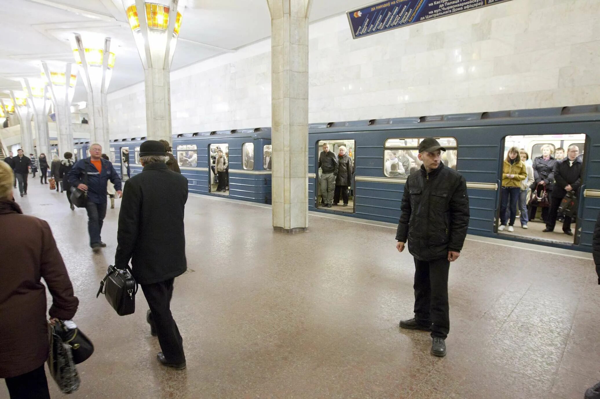 Станции Октябрьская Купаловская Минск. Метро Купаловская Минск. В Минском метро происшествие.