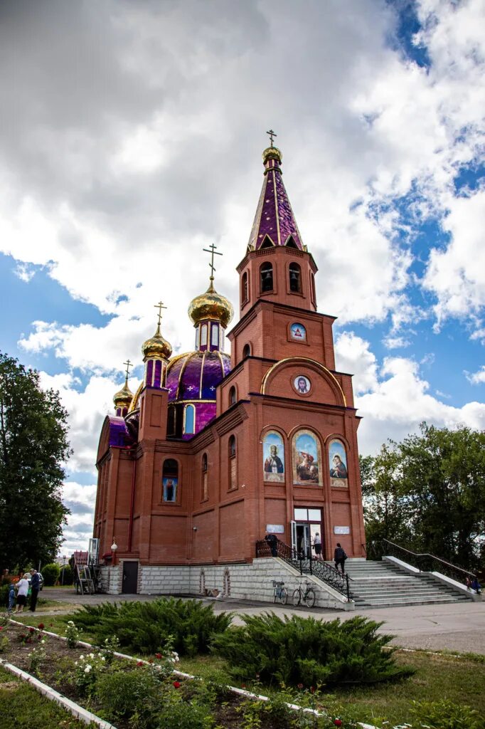 Храм георгия победоносца в дзержинске нижегородской. Кинель Церковь Георгия Победоносца. Кафедральный собор Георгия Победоносца в городе Кинель. Храм в Кинеле Самарская область. Кафедральный собор: Георгиевский в г. Кинель.