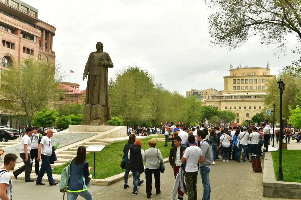 Откуда ереван. Площадь Гарегина Ереван. Метро Ереван площадь Гарегина Нжде. Улица Гарегина Нжде Ереван. Памятник Нжде в Ереване.