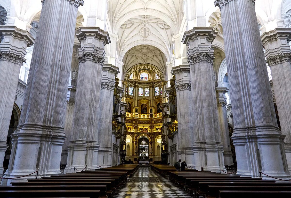 Фасад собора гранада испания. Суть кафедрального собора. Пора соборов кафедральных нотр дам. Храм рождества богородицы ростов на дону внутри. Собор святого креста и святой евлалии.