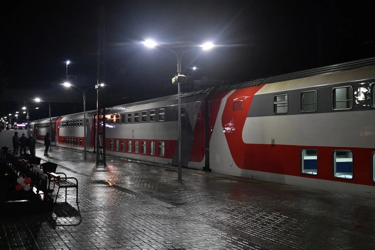 Поезд 18 петрозаводск. РЖД двухэтажный фирменный. Фирменный поезд Карелия двухэтажный. Поезд 018а Карелия двухэтажный. Поезд 018 Карелия.