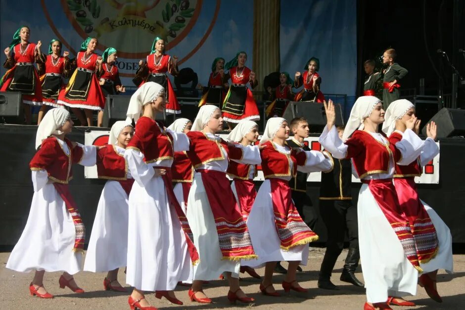 Какой праздник в болгарии. Ансамбль панаир. Греческий национальный праздник «панаир». Культура Болгарии. Национальные праздники Болгарии.