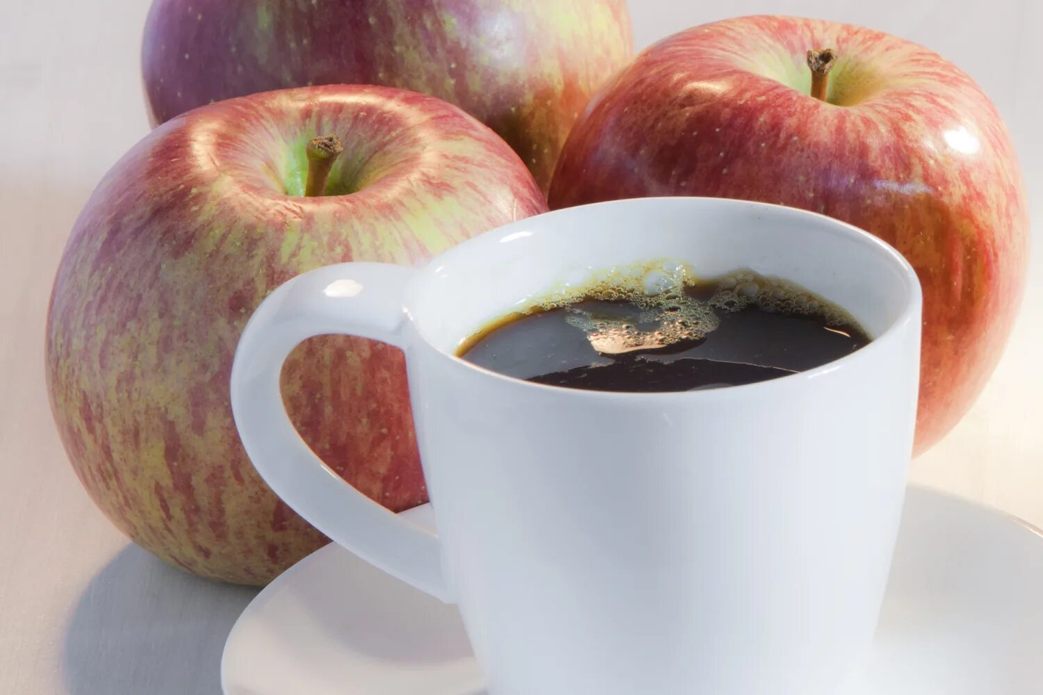 Яблоки и кофе. Чашка кофе и яблоки. Яблочный кофе. Чай с яблоком. Apple cup
