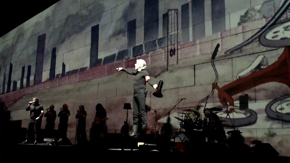 Бесплатный концерт пинк флойд стена. Pink floyd the wall концерт. Pink floyd the wall концерт. Пинк флойд роджер уотерс концерт. Бесплатный концерт пинк флойд стена.