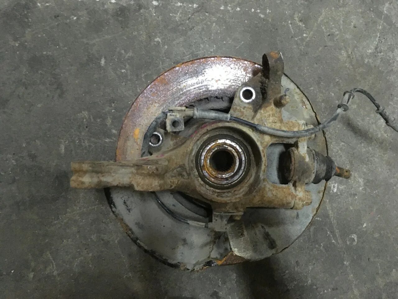 Кулак ступица передняя лифан x70. Кулак в сборе со ступицей. Кулак в сборе со ступицей. Поворотный кулак чери а15. Поворотный кулак insignia.