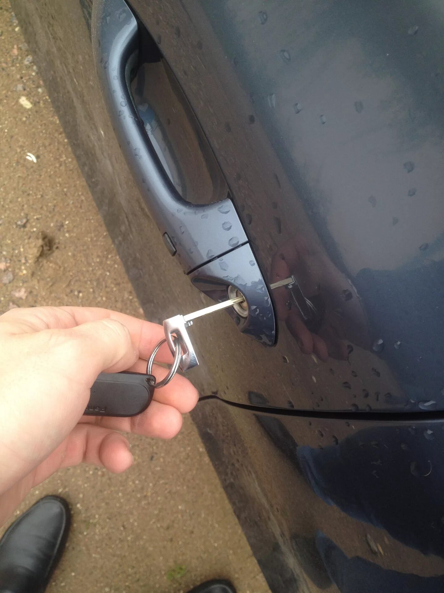 Не открывается дверь в машине с ключа. Киа соул замок водительской двери. Аварийное вскрытие дверей авто. Открытие двери автомобиля без ключа. Блокировка двери автомобиля шкода суперб.