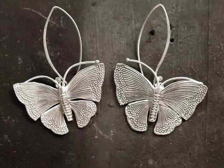 Кулон бабочка. Серебряные бабочки. Серебряный мотылек. Брошь серебро бабочка скань. Скань серебро.