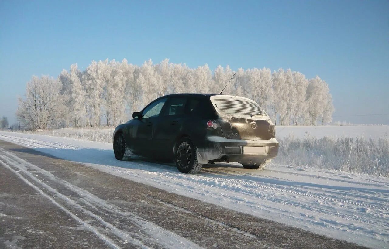 Машина зимой. Фотосессия с машиной зимой. Авто на зимней дороге. Машина на зимней трассе.